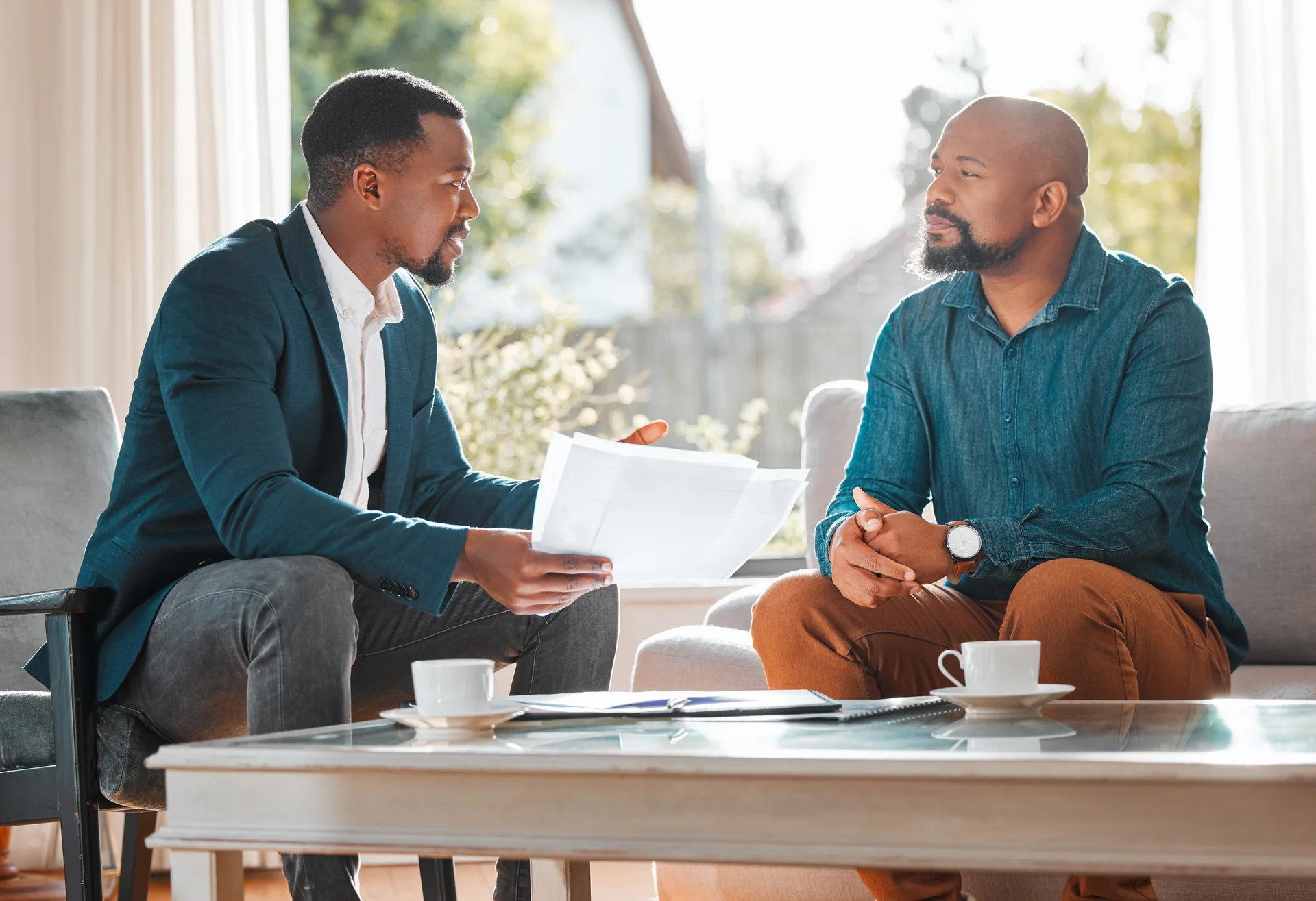 An agent in conversation with clients — the moment every conversion metric is actually about