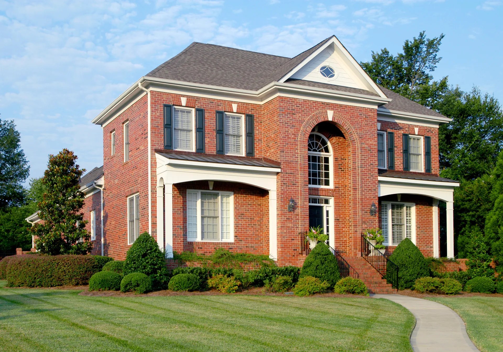 A street of well-kept upscale brick homes, the newer detached stock a commuter town by the lake trades in